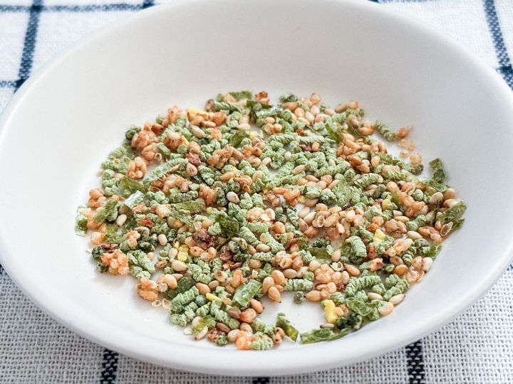 テーブルに置かれたユーグレナの「ふりかけない理由がないふりかけ」の中身