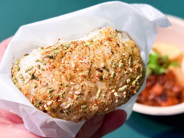 手に持った「ふりかけない理由がないふりかけのおにぎり」