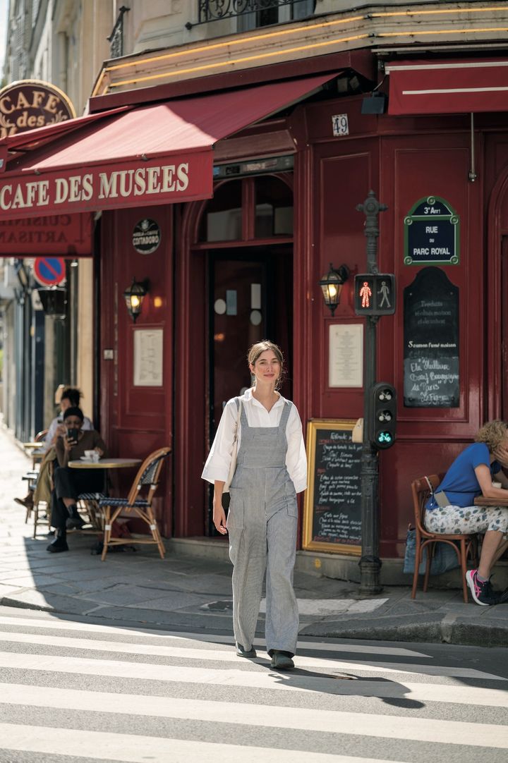 白シャツ×オーバーオールで、春を満喫したこなれコーデ