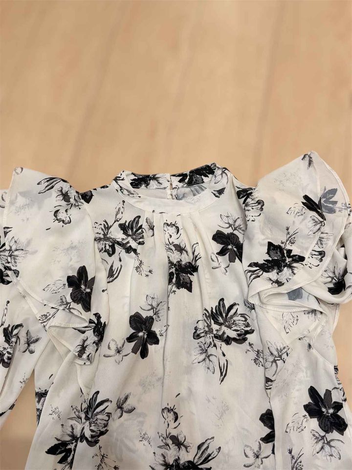 画像: カラーはシックでもデザインは華やか♪