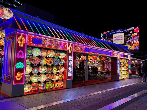 ランタンで彩られた会場入り口の門はイチオシのフォトスポットだ
