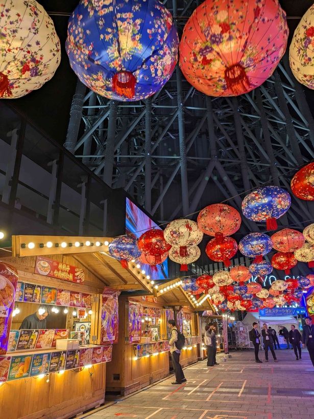 【画像】会場を彩る色鮮やかで幻想的なランタン