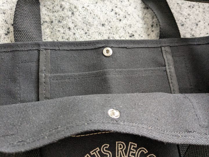 内側ポケットとスナップボタンアップ