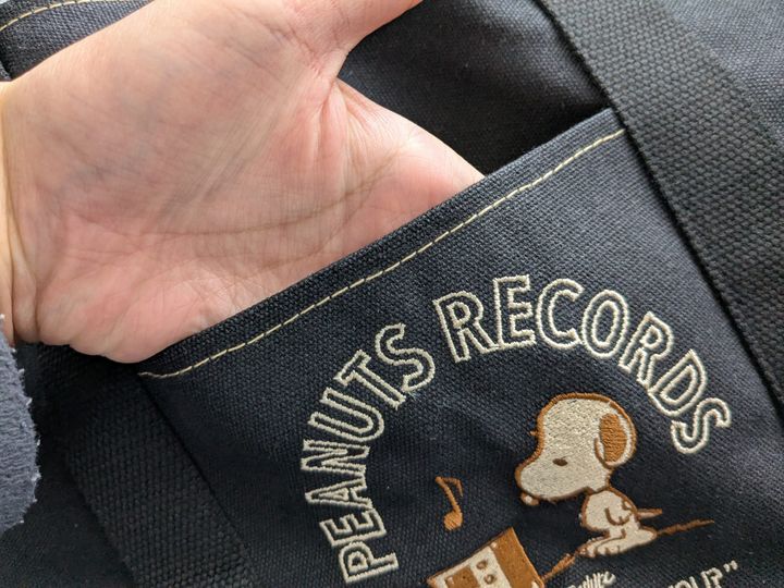 フロントポケットの深さを確認している様子