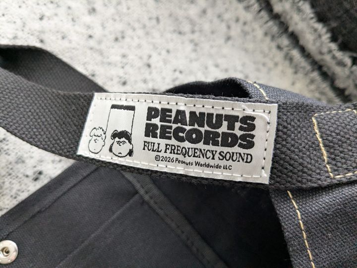 PEANUTS RECORDS FULL FREQUENCY SOUNDの織りネームタグアップ