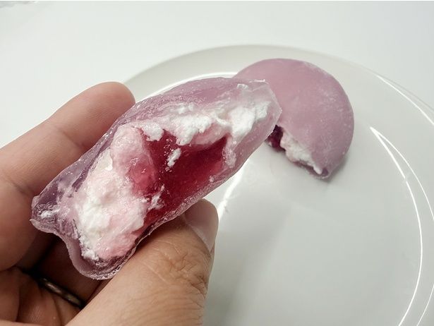 中にはミルクホイップ＆ブドウソース入り