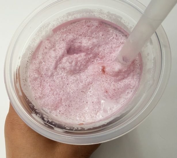 ミルクを入れて楽しむ、ストロベリーフラッペ