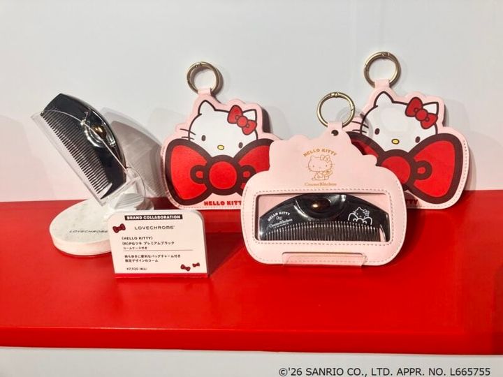 ＜HELLO KITTY＞（Ｒ）ＰＧツキ プレミアムブラック コームケース付き 【LOVECHROME】 7,920(税込)