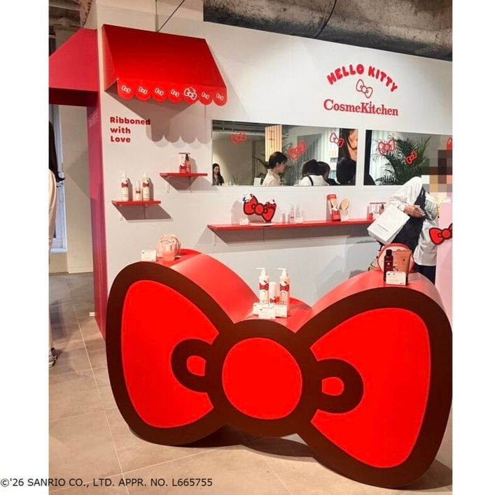 ハローキティのアイコン、巨大な赤いリボンのオブジェ