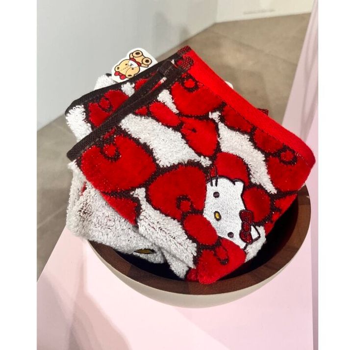 ＜HELLO KITTY＞タオルハンカチ フェイス/リボン 1,650円(税込)