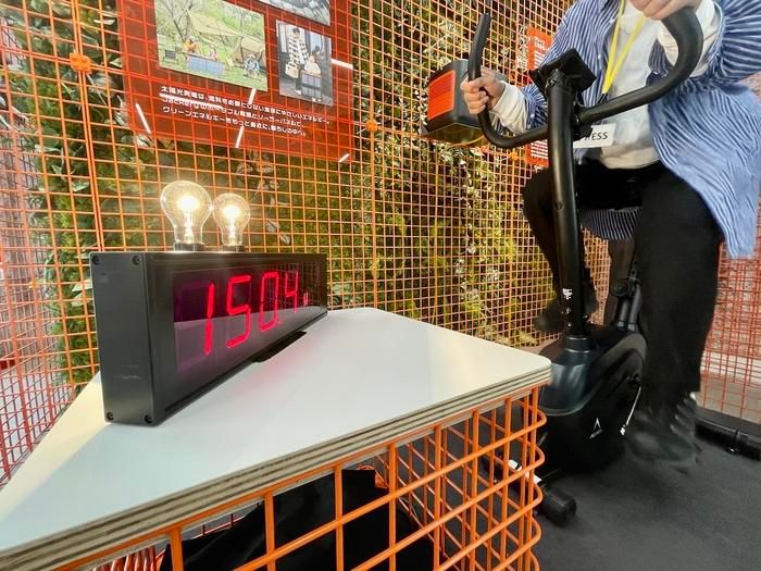 展示テーマ「グリーンエネルギーライフ」にあわせた自転車発電体験も