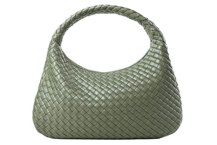 〈ボッテガ・ヴェネタ〉のサックバッグ