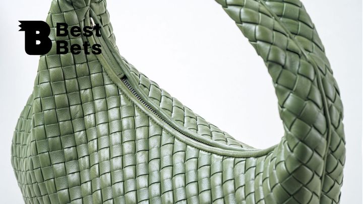 〈ボッテガ・ヴェネタ〉のサックバッグ