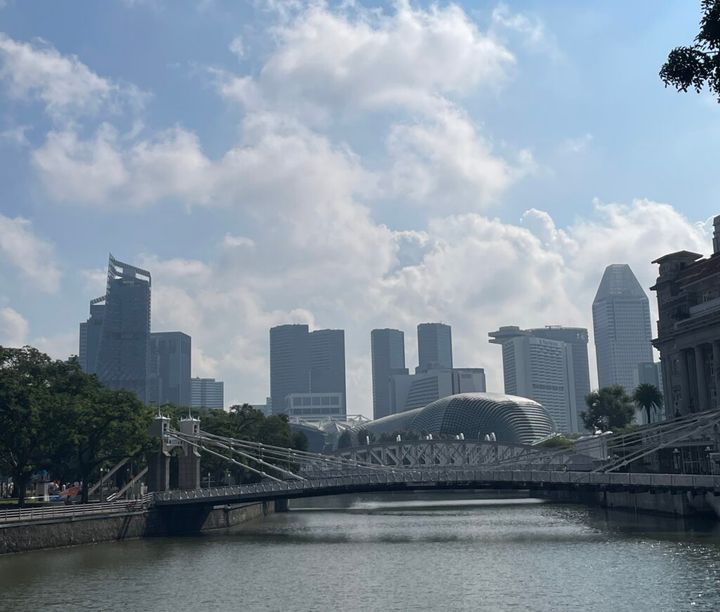ラッフルズプレイス駅を降りてすぐの景色