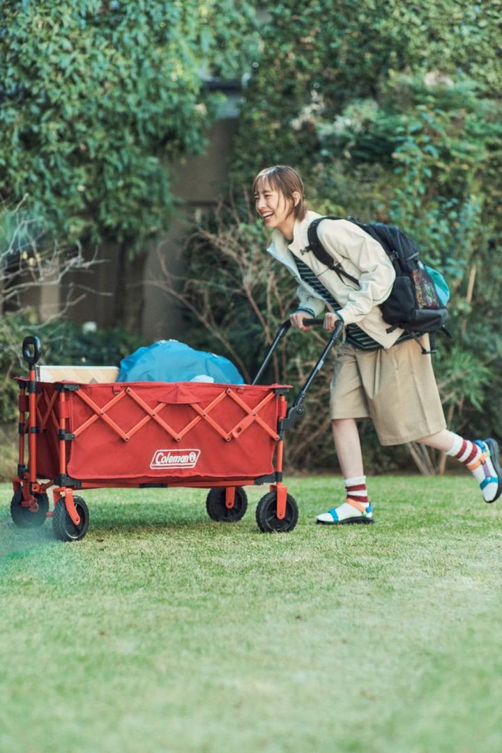 アウトドアワゴンNX[Ｈ98×Ｗ104×D51]￥15,800、アウトドアワゴンプッシュハンドル￥3,960、バックパック ウォーカー25メッシュ[H45×W31×D20]￥8,250、バックパックにつけたキャップ￥3,850（すべてコールマン／コールマン カスタマーサービス） テニスジャケット￥49,500（シー／エスストア） ロングTシャツ￥7,700（アングリッド） ハーフパンツ￥30,580（テラ／ティースクエア プレスルーム） ソックス￥1,980（オブスキュアソックス／ハイタイド） サンダル￥12,100（テバ／デッカーズジャパン）