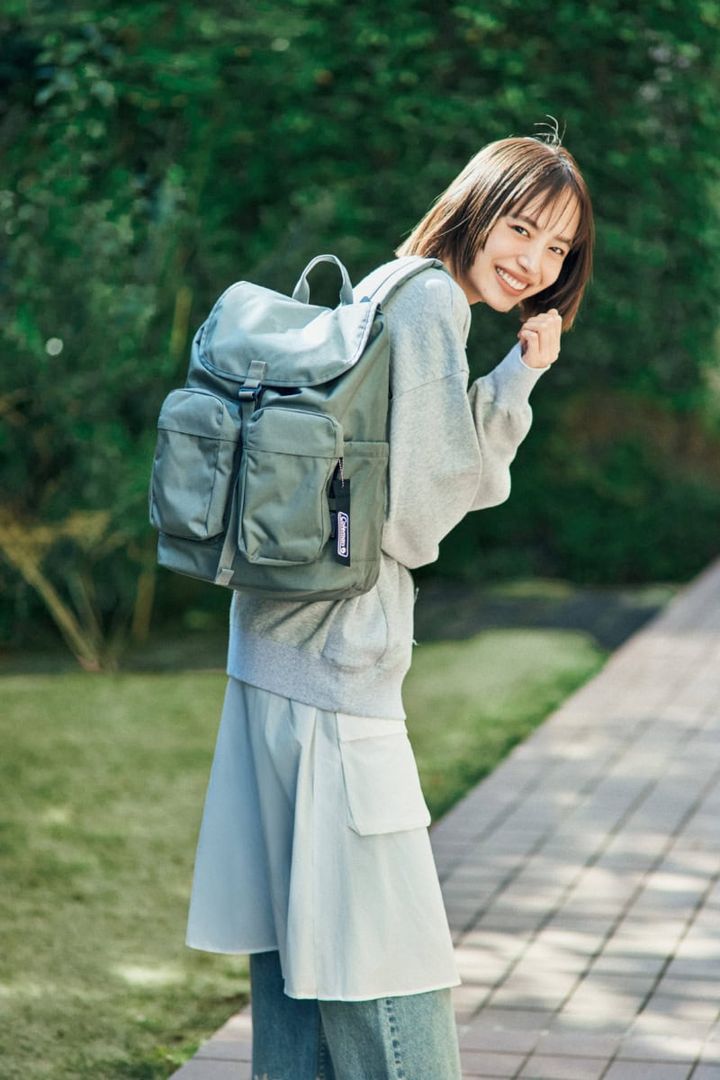 バックパック ユニウォーカー23トップローディング￥10,450[H46×W29×D19]￥10,450（コールマン／コールマン カスタマーサービス） スウェット￥9,900（アングリッド） スカート￥30,800（エフシーイー®／エフシーイーフラッグシップストア） デニム￥8,800（ローリーズファーム／アダストリア カスタマーサービス）