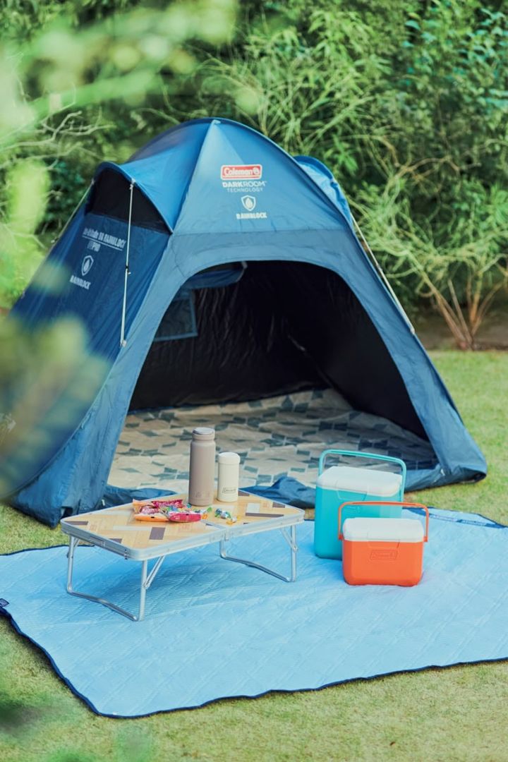 クイックアップシェード DR レインブロック[H125×W200×D150]￥13,750、（中に敷いたマット）ピクニックマット クリスタル[H145×W200]￥4,290、（外に敷いたシート）クールタッチレジャーシート[H145×W200]￥5,830、テイク9 ミント[H27.5×W29.5×D21]￥3,300、テイク6 オレンジ[Ｈ１4×W23×D16]￥2,420、真空断熱ステンレスボトル グレージュ（750ｍＬ）￥4,400、真空断熱ステンレスボトル ミルク（300mL）￥3,960、ナチュラルパズルミニテーブル[H24×W70×D40]￥4,510（すべてコールマン／コールマン カスタマーサービス）