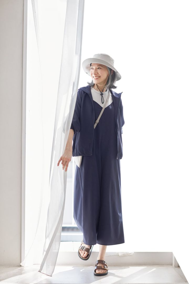 パーカ［4月中旬発売予定］¥4,990、Ｔシャツ（半袖）¥1,490、サロペット［4月中旬発売予定］¥5,990、ハット¥2,990、サコッシュ¥1,490／すべて無印良品（無印良品 銀座）、サンダル¥33,000／ビルケンシュトック（ビルケンシュトック・ジャパン カスタマーサービス）