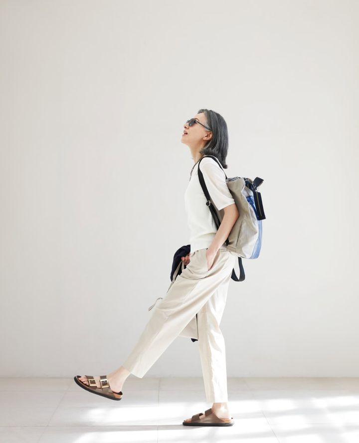 サコッシュ¥1,490、手に持ったパーカ［4月中旬発売予定］¥4,990、／ともに無印良品（無印良品 銀座）、ニットトップス¥7,990、パンツ¥9,990／ともにプラステ、サングラス¥77,000／リンドバーグ（ケリング アイウエア ジャパン カスタマーサービス）、ネックレス¥59,400／ジェム・キングダム、リュック¥48,400／ジャック･ゴム（ともにアッシュ・ペー・フランス）、サンダル¥33, 000／ビルケンシュトック（ビルケンシュトック・ジャパン カスタマーサービス ）