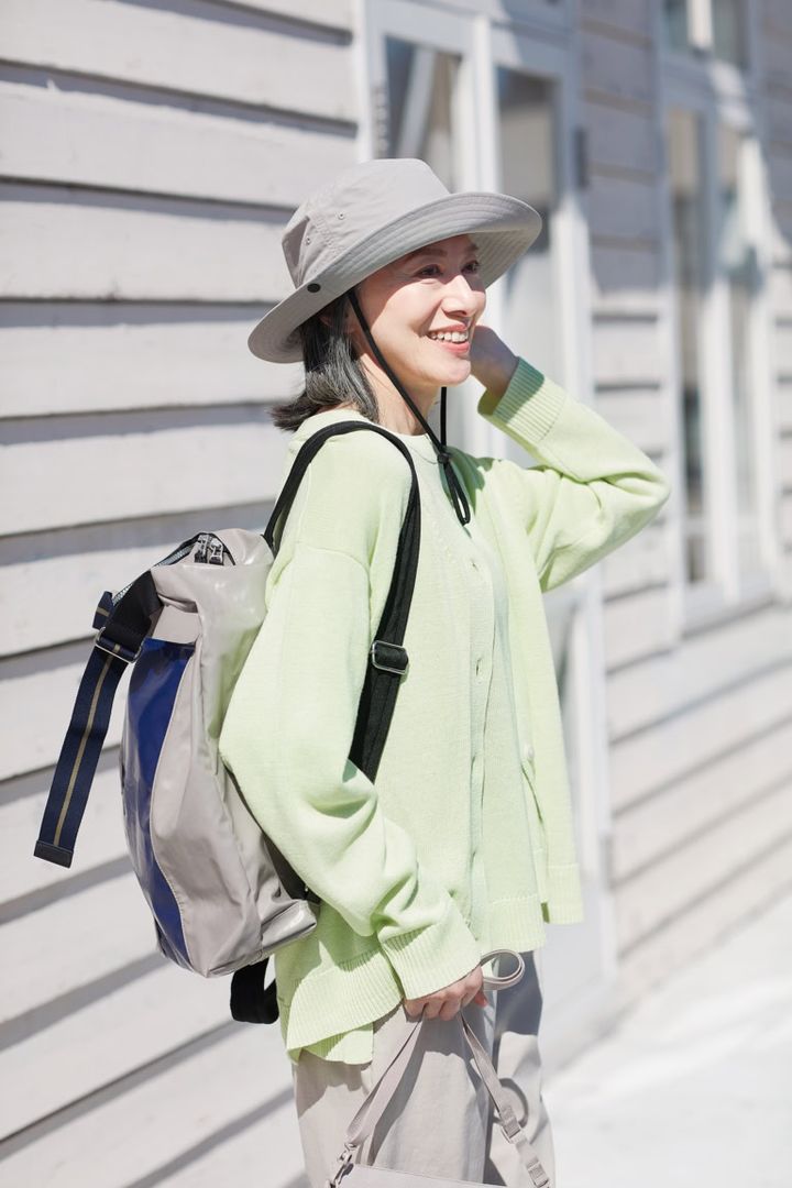 カーディガン¥8,990、ニット¥6,990、パンツ¥9,990／すべてプラステ、サコッシュ¥1,490、ハット¥2,990／ともに無印良品（無印良品 銀座）、リュック¥48,400／ジャック･ゴム（アッシュ・ペー・フランス）