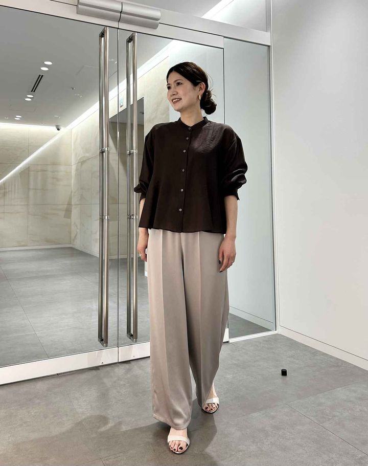 画像: 【プラステ】サテンイージーパンツ¥7,990(Sサイズ着用）、シアーぺプラムシャツ¥9,990（Mサイズ着用） ※太田さんの身長159㎝ www.plst.com