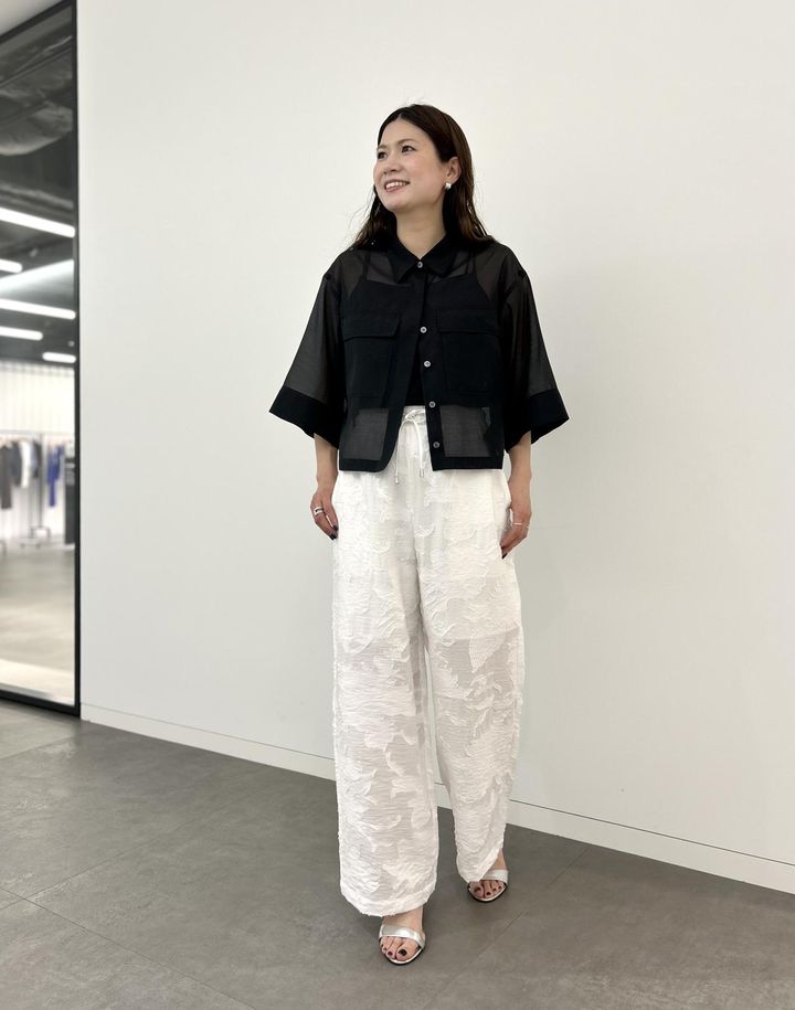 画像: 【プラステ】シアージャカードイージーパンツ¥12,000（Sサイズ着用）、シアーダブルポケットクロップドシャツ¥8,990（Mサイズ着用）※2026年4月下旬発売予定、サテンキリカエキャミソール¥3,990（Mサイズ着用） ※太田さんの身長159㎝ www.plst.com