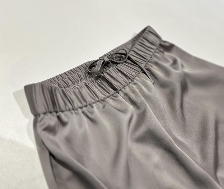 画像: 【プラステ】サテンイージーパンツ¥7,990 www.plst.com