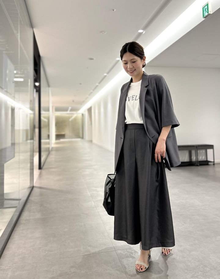 画像: 【プラステ】スウィングイージーパンツ¥8,990（Sサイズ着用）、ライトプレミアムオックスハーフスリーブジャケット¥18,000（Mサイズ着用）、ロゴプリントTシャツ¥5,990（Mサイズ着用） ※太田さんの身長159㎝ www.plst.com