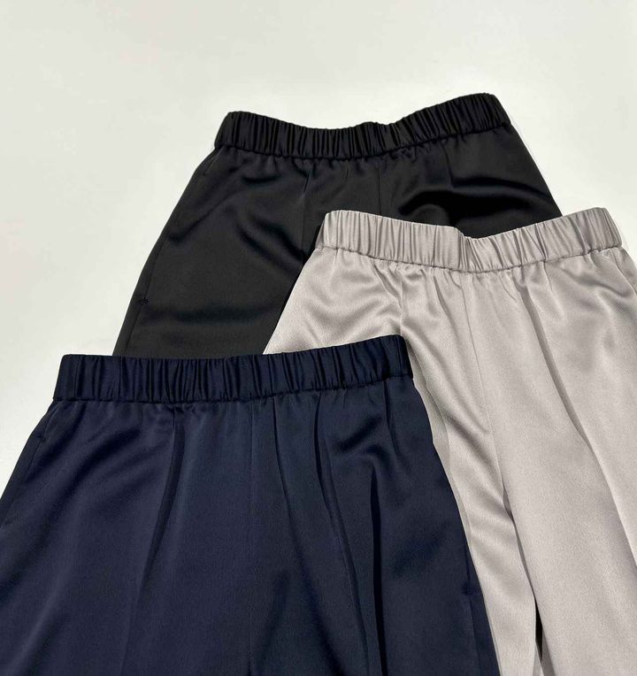 画像: 【プラステ】サテンイージーパンツ各¥7,990 www.plst.com