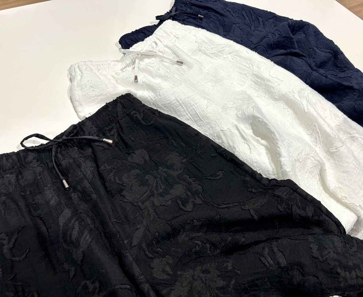 画像: 【プラステ】シアージャカードイージーパンツ各¥12,000 www.plst.com