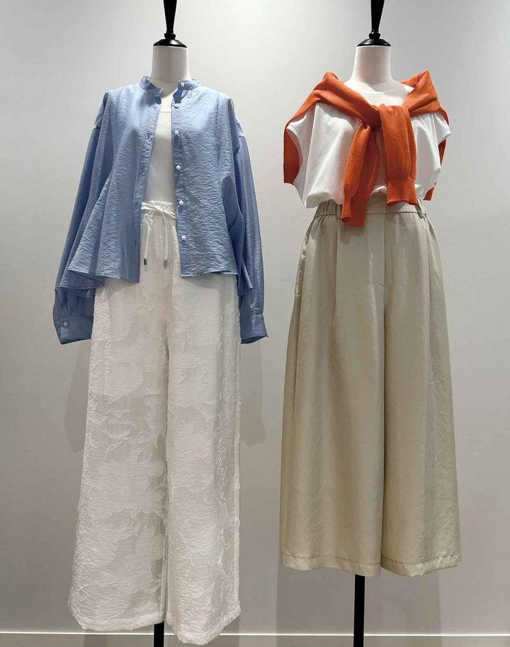 画像: 【プラステ】左：シアージャカードイージーパンツ¥12,000、右：スウィングイージーパンツ¥8,990 www.plst.com