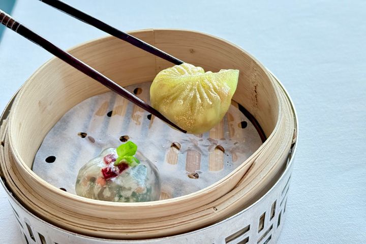 「SENSE 特製 XO醬入り烏賊と中国セロリの木の葉餃」