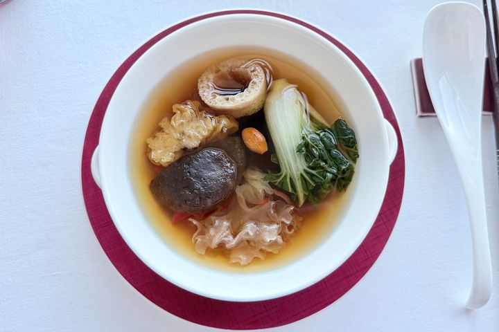 「黄茸 楡茸 衣傘茸 茶樹茸 白木茸と佐倉市きのこ園直送椎茸 人参三種の蒸しスープ」