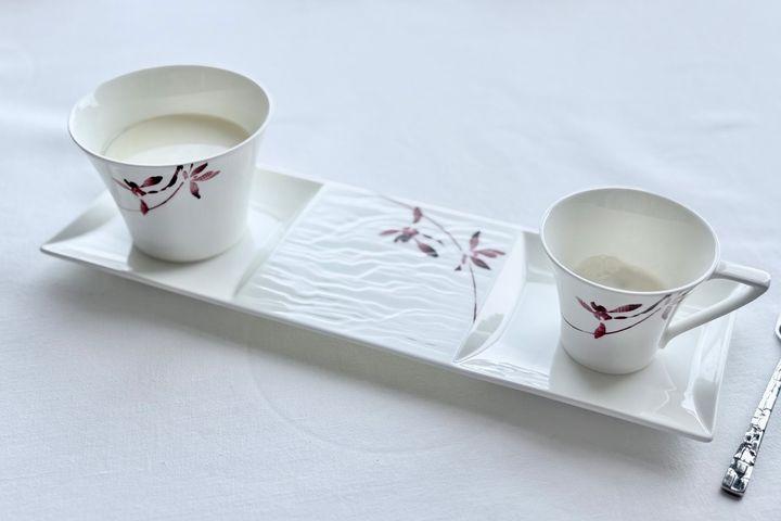 「今と昔の杏仁豆腐 杏仁豆腐と蓮の実入り杏仁茶」