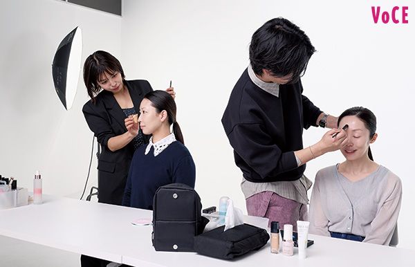 ヘアメイクをしている小松胡桃さんと小林太郎さん