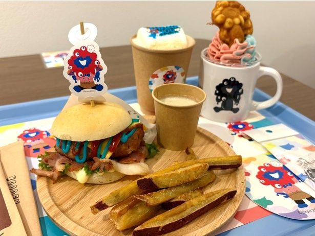 【写真】「ミャクミャクおいもバーガープレート」(4950円)※写真のドリンクは「ミャクミャクラテ」