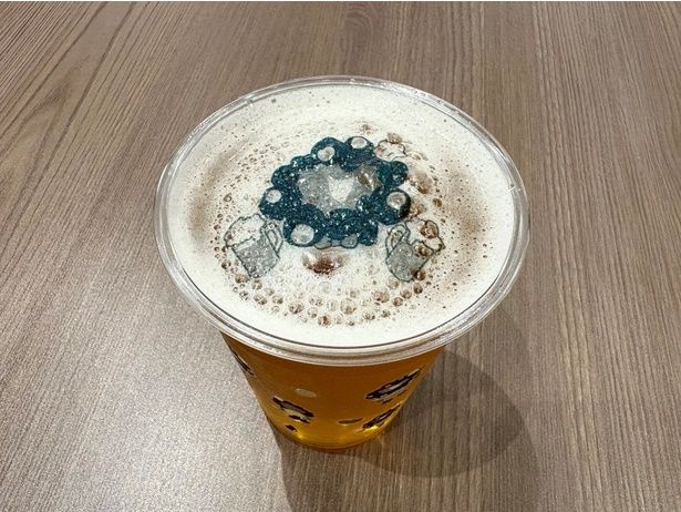 選べるイートインドリンクの「黒ミャクミャクビール」。テイクアウト(1100円)もできるが、黒ミャクミャクのオブラート付きはイートイン限定