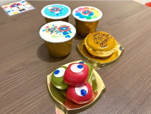 「ミャクミャクチーズケーキ」(各843円、写真奥 ※一人2個まで)、「ミャクミャクポテトアップルパイ」(735円、写真右 ※一人1個まで、1日限定100食)、「EXPO2025まん(いちごチョコ・抹茶カスタード)」(843円、写真手前 ※1人2袋まで)