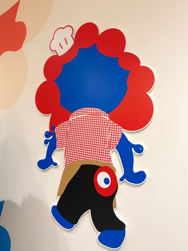 カフェのコスチュームを着たミャクミャクは、後ろ姿まで愛らしい！