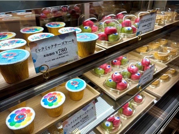 テイクアウトメニューが並ぶショーケース