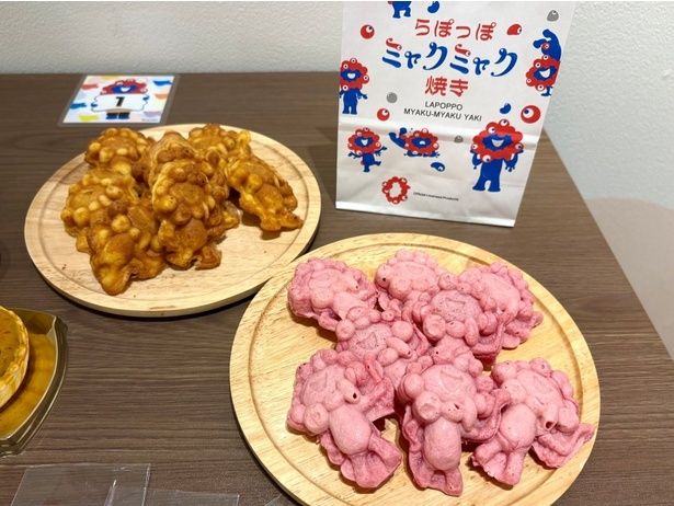 左から、「ミャクミャク焼き」(8個入り/1383円、おいもディップ付き ※1人2袋まで)、「もっちりミャクミャク焼き」(8個入り/1491円 ※一人1袋まで、1日限定100食)。どちらも「ミャクミャクステッカー」付き