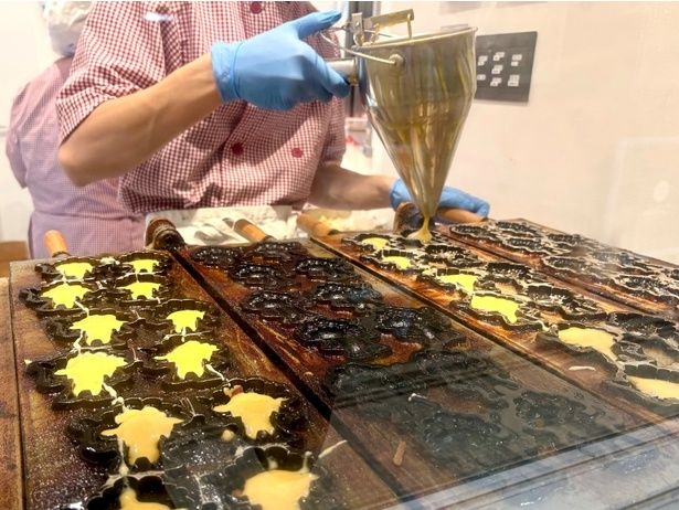 店の外からは「ミャクミャク焼き」を焼く様子が見られる