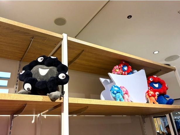 万博の開催期間中、手に入らないほど人気だった「黒ミャクミャク」がくつろいでいた