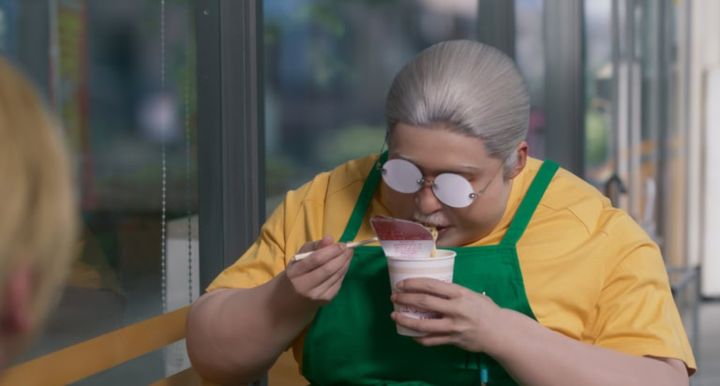 映画『SAKAMOTO DAYS』よりカップラーメンを食べる坂本太郎（目黒蓮）