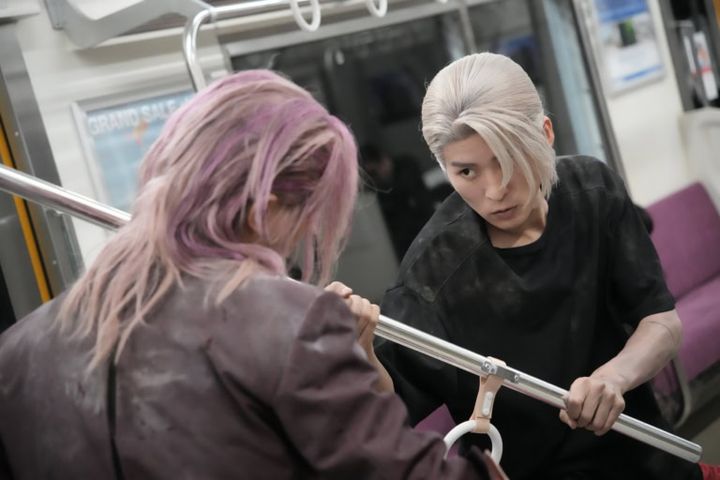 映画『SAKAMOTO DAYS』より電車内でのバトルシーン