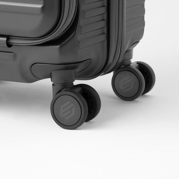 カバンのプロ・エースが教える「失敗しないスーツケース」3選！ 機内持込“最大級”容量、3万円以下のコスパ最強機…旅の質を上げる最新作