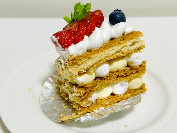 ミルフィーユを崩さずキレイに食べる方法。もうお皿からボロボロこぼすこともなくなりますよ♪