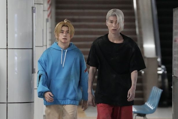 坂本＆シンによる、キレキレのアクションも見どころ！ [c]鈴木祐斗／集英社 [c]2026映画「SAKAMOTO DAYS」製作委員会