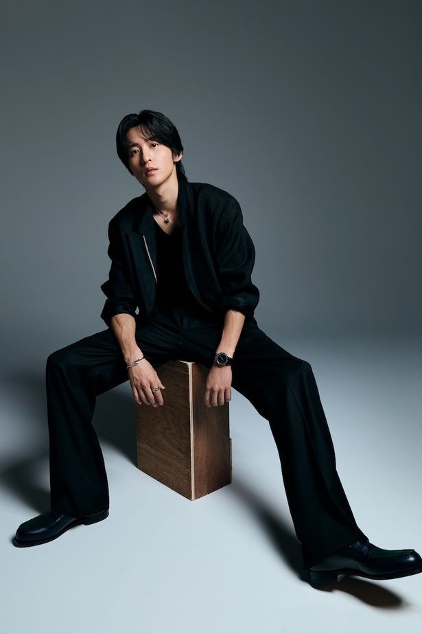 Snow Manのメンバーに、家族のような温かさや絆を感じる瞬間は？ 撮影/河内彩 ヘアメイク/宮川朋子(est un) スタイリスト/金順華