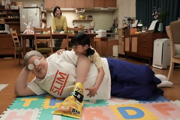 目黒蓮、推定体重140kgのふくよかな坂本に変身！ [c]鈴木祐斗／集英社 [c]2026映画「SAKAMOTO DAYS」製作委員会